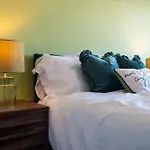 Centre 2br W Balcony Sleeps 8 *