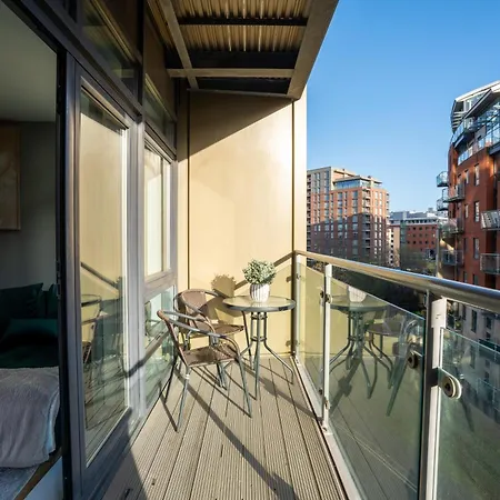 Central Leeds 2Br Apt Parking Sleeps 8 *
