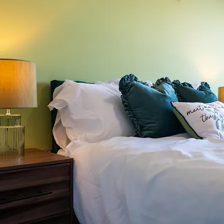 Centre 2br W Balcony Sleeps 8 *