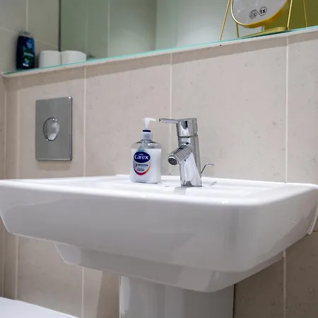 Centre 2br W Balcony Sleeps 8 *