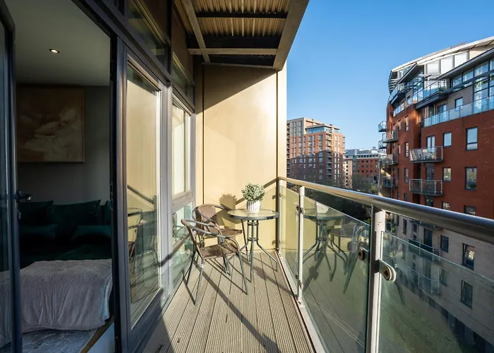 Centre 2br W Balcony Sleeps 8 *