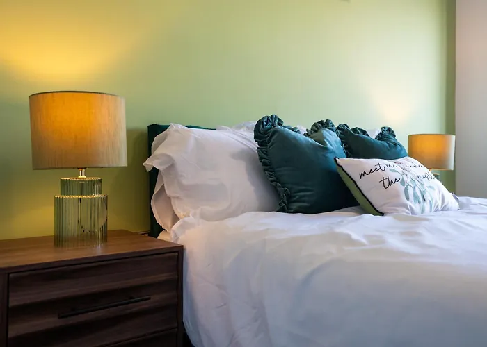 Centre 2br W Balcony Sleeps 8 *