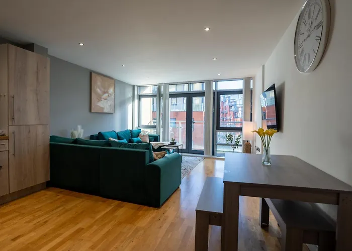 Centre 2br W Balcony Sleeps 8 * Лідс