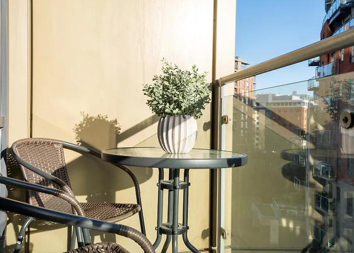 Апартаменти Centre 2br W Balcony Sleeps 8 Лідс