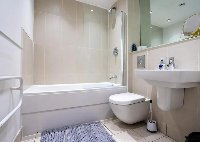 Centre 2br W Balcony Sleeps 8 아파트 리즈