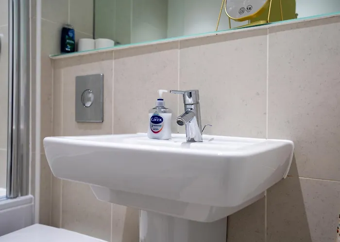 Centre 2br W Balcony Sleeps 8 *