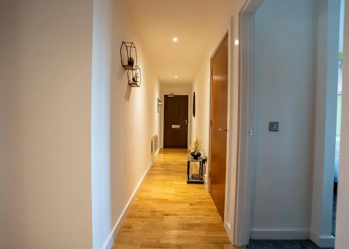 Centre 2br W Balcony Sleeps 8 * Лідс