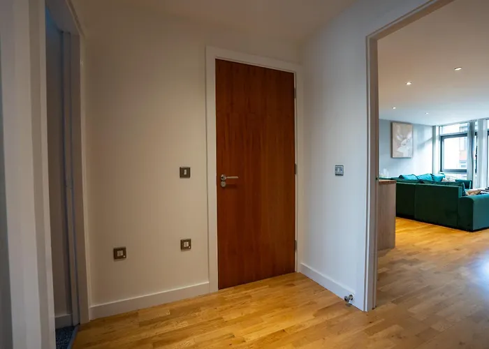 Centre 2br W Balcony Sleeps 8 Апартаменти