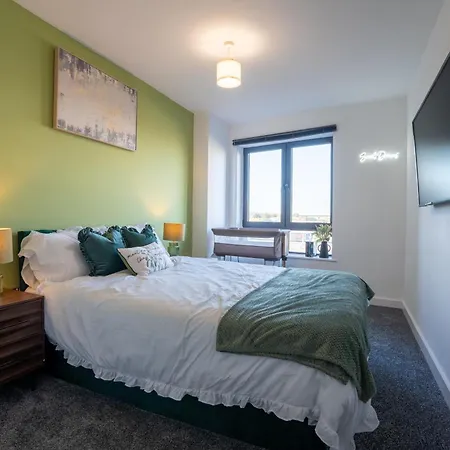 Central Leeds 2Br Apt Parking Sleeps 8 *
